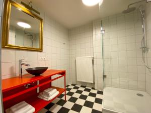 łazienka z umywalką i przeszkloną kabiną prysznicową w obiekcie Blackhome Vintage Innsbruck City Centre I contactless check-in w mieście Innsbruck +17 zdjęć