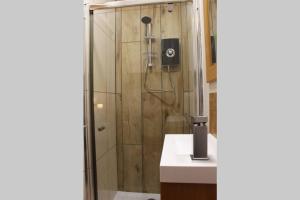 bagno con doccia e lavandino di Peaceful & Central Self Contained 1 Bedroom House a Glastonbury