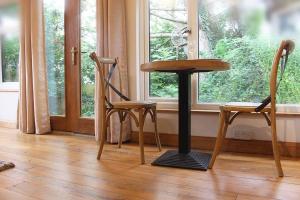 格拉斯頓伯里的住宿－Peaceful & Central Self Contained 1 Bedroom House，窗前的一张桌子和两把椅子