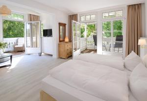 Postel nebo postele na pokoji v ubytování Hotel Villa Granitz
