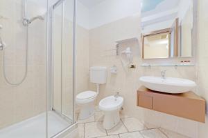 A bathroom at Hotel Grotto Bagat