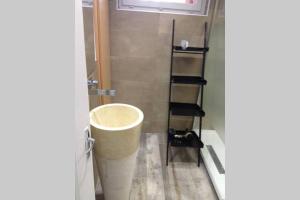 吉索納恰的住宿－Ghisonaccia, F4 de charme，客房内设有带水槽和卫生间的浴室