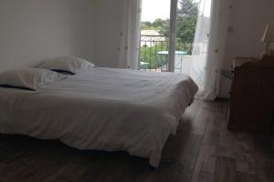 吉索納恰的住宿－Ghisonaccia, F4 de charme，卧室配有白色的床和大窗户