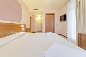 A bed or beds in a room at Hotel Grotto Bagat