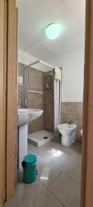 ペスカーラにあるCasa Mariaのバスルーム(シャワー、洗面台、トイレ付)