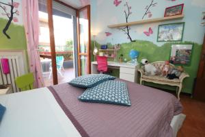 una camera da letto con un letto con cuscini sopra di Bari Suite Apartment Barone 12 a Bari