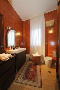 Ett badrum på Bari Suite Apartment Barone 12 Free Parking