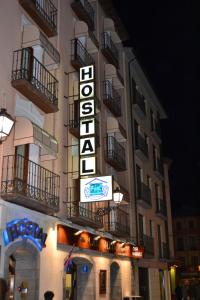 un panneau d'hôtel sur le côté d'un bâtiment dans l'établissement San Marcos, à Huesca