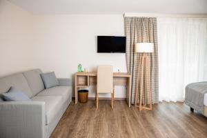 un soggiorno con divano e scrivania di Hôtel de Chailly a Montreux