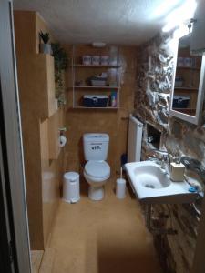 A bathroom at KIKI APARTMENT