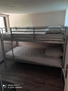 - deux lits superposés dans une chambre dans l'établissement La Mésange Charbonnière, à Lucéram