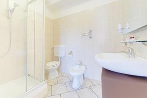 A bathroom at Hotel Grotto Bagat