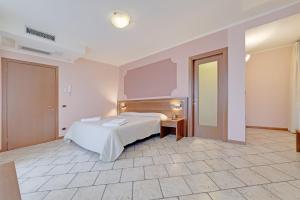 A bed or beds in a room at Hotel Grotto Bagat