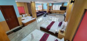 クロン・ポイペトにあるPheng Chenda Hotelのホテルルームの空中ビューを望む客室で、ベッド2台が備わります。