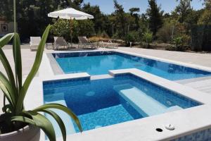 Piscina di Fiore di Rodi - Private Pool, Jacuzzi and Barbecue o nelle vicinanze
