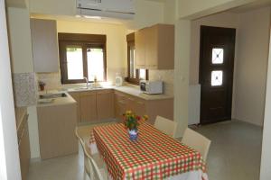 Cucina o angolo cottura di Fiore di Rodi - Private Pool, Jacuzzi and Barbecue