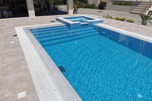 Piscina di Fiore di Rodi - Private Pool, Jacuzzi and Barbecue o nelle vicinanze