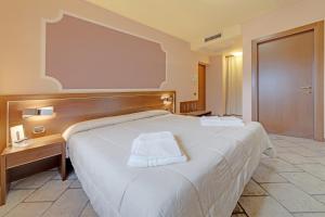 A bed or beds in a room at Hotel Grotto Bagat