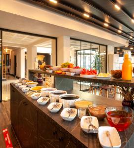 une ligne de buffet avec de nombreux types de nourriture différents dans l'établissement THE NOVA HOTEL, à Yalova