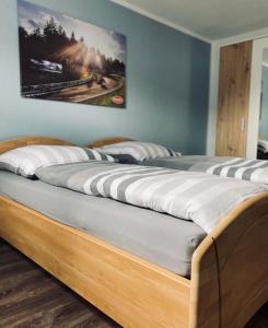 ein Schlafzimmer mit 2 Betten und einem Wandgemälde in der Unterkunft [E]ifeel like Home in Hauroth
