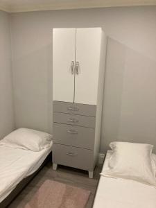 1 dormitorio con 2 camas y armario con 2 camas en Vakantie Villa Hengelhoef, en Zonhovenheide