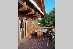 eine abgeschirmte Veranda mit einer Badewanne auf einem Haus in der Unterkunft Private cottage house near Ljubljana in Šentvid pri Stični