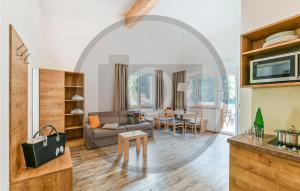 un soggiorno con divano e tavolo di Beautiful Apartment In Klsterle With Kitchenette a Klösterle am Arlberg
