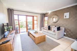 Χώρος καθιστικού στο Plettenberg Bay Unit 6 Whale Rock Gardens Apartment with Backup Power
