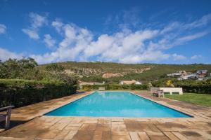 Πισίνα στο ή κοντά στο Plettenberg Bay Unit 6 Whale Rock Gardens Apartment with Backup Power