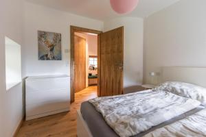 1 dormitorio con 1 cama y suelo de madera en Forsthaus Gray 4, en Sankt Veit an der Glan
