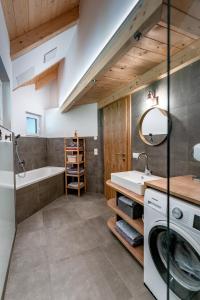 een badkamer met een wastafel en een wasmachine bij Forsthaus Gray 4 in Sankt Veit an der Glan