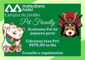 een kat en een hond op een groene uitnodiging voor een masuza rodeo bij Hotel Matsubara in Campos do Jordão