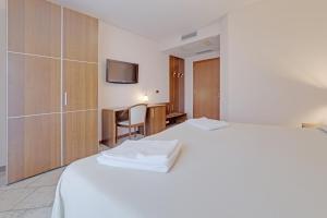 A bed or beds in a room at Hotel Grotto Bagat