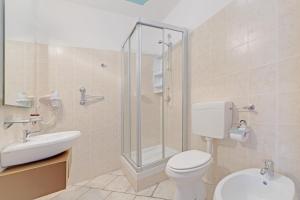 A bathroom at Hotel Grotto Bagat