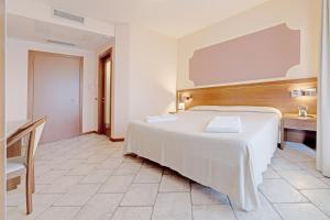 A bed or beds in a room at Hotel Grotto Bagat