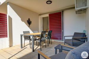 a dining room with a table and chairs on a patio at T1 - Rive Gauche 2 étoiles - proche centre Saint-Denis in Saint-Denis