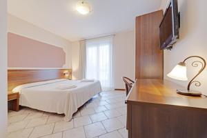 A bed or beds in a room at Hotel Grotto Bagat