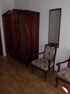 sala de estar con 2 sillas y vestidor en Motelli Karjala, en Uimaharju