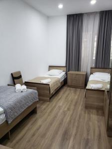 En eller flere senge i et værelse på Guest House Nanu