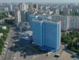 una vista aérea de un gran edificio azul en una ciudad en Sevastopol Modern, en Moscú