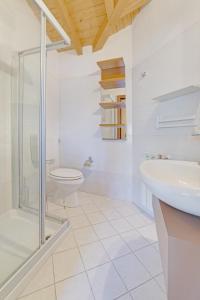 A bathroom at Hotel Grotto Bagat