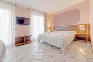 A bed or beds in a room at Hotel Grotto Bagat