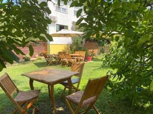 A garden outside Wein & Landhaus Willi Opitz