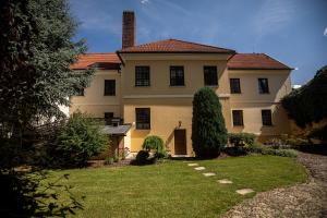 Cette grande maison blanche dispose d'une cheminée et d'une cour. dans l'établissement Penzion Šatlava, à Nové Město nad Metují