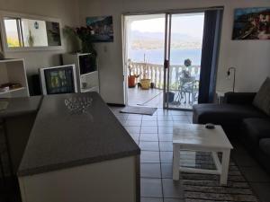 een keuken en een woonkamer met uitzicht op de oceaan bij Kosmos View Luxury Apartments in Hartbeespoort