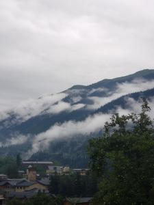 Uma vista geral da montanha ou uma vista da montanha a partir da casa de hóspedes