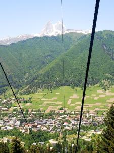 Uma vista geral da montanha ou uma vista da montanha a partir da casa de hóspedes
