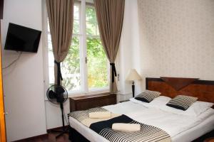 Katil atau katil-katil dalam bilik di Evergreen Budapest Guest House