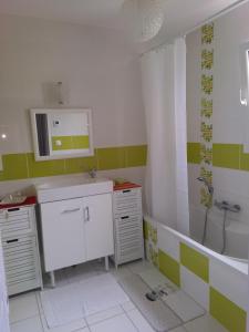 a bathroom with a sink and a bath tub at Montignac lascaux chambre in Montignac