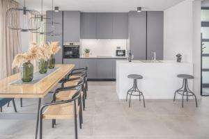 Η κουζίνα ή μικρή κουζίνα στο Villa Grota - Luxury 4-Bedroom Villa with Private Pool & Garden near Poreč